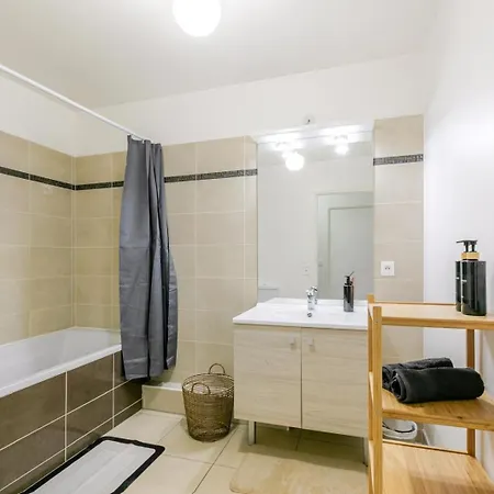 Apartment Charming, Paris In 15 Minutes, Private Parking